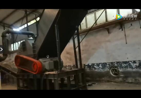 鋁合金破碎機設(shè)備廠家為客戶指導安裝設(shè)備并試機運行