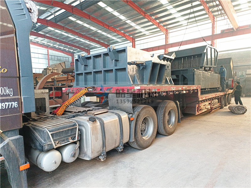 1800型<a href='http://absharbe.com' target='_blank'><span>鋁合金破碎機</span></a>設(shè)備裝車發(fā)貨