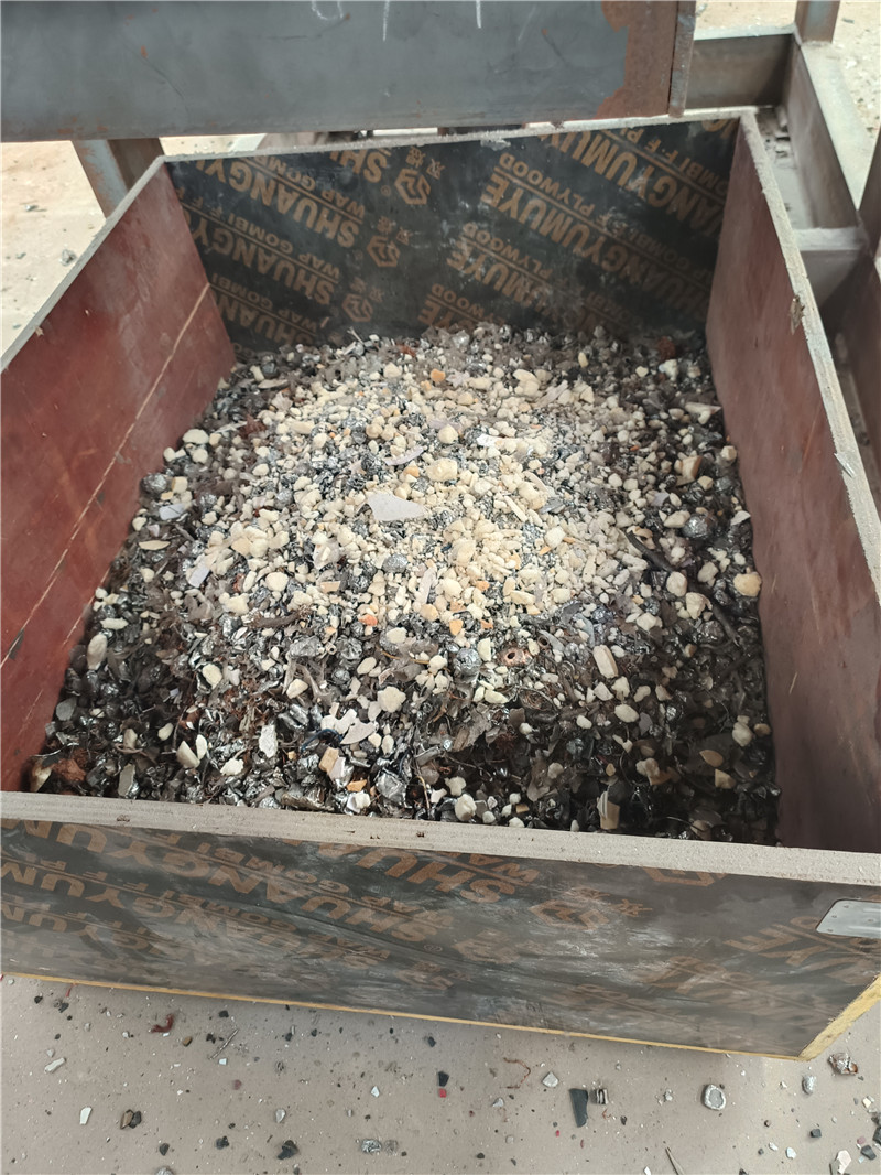 客戶廢舊小家電通過<a href='http://absharbe.com/psxl/1279.html' target='_blank'><span>廢鋁破碎</span></a>機(jī)破碎分選效果