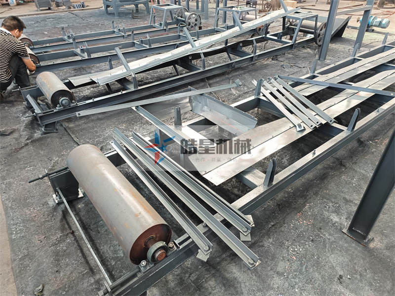 <a href='http://absharbe.com' target='_blank'><span>鋁合金破碎機</span></a><a href='http://absharbe.com/psxl/1279.html' target='_blank'><span>廢鋁破碎</span></a>分選設(shè)備輸送帶設(shè)備生產(chǎn)現(xiàn)場